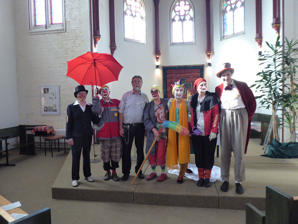 Von links nach rechts: Ingrid Brockmeyer, Clown Anjol, Diakon Dr. Richard Goritzka, Clown Agathe, Libella, Clown Halunka, Clown Confetto (Foto: Ingrid Brockmeyer)