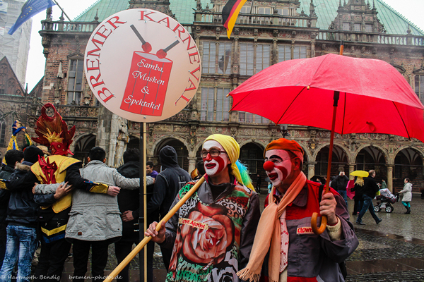 Clown Agathe und Clown Anjol am 11.11.2015 auf dem Bremer Marktplatz